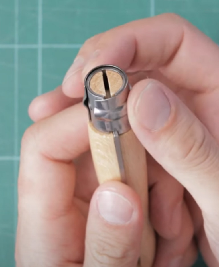 How do I loosen the Virobloc® safety ring on my Opinel knife ?