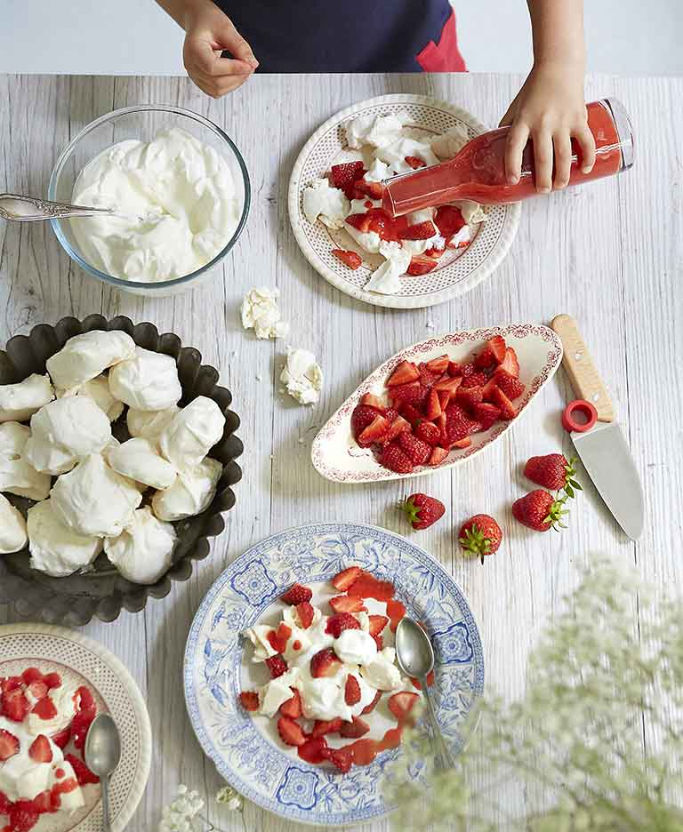 Fresas, merengue y chantilly, coulis de frutos rojos
