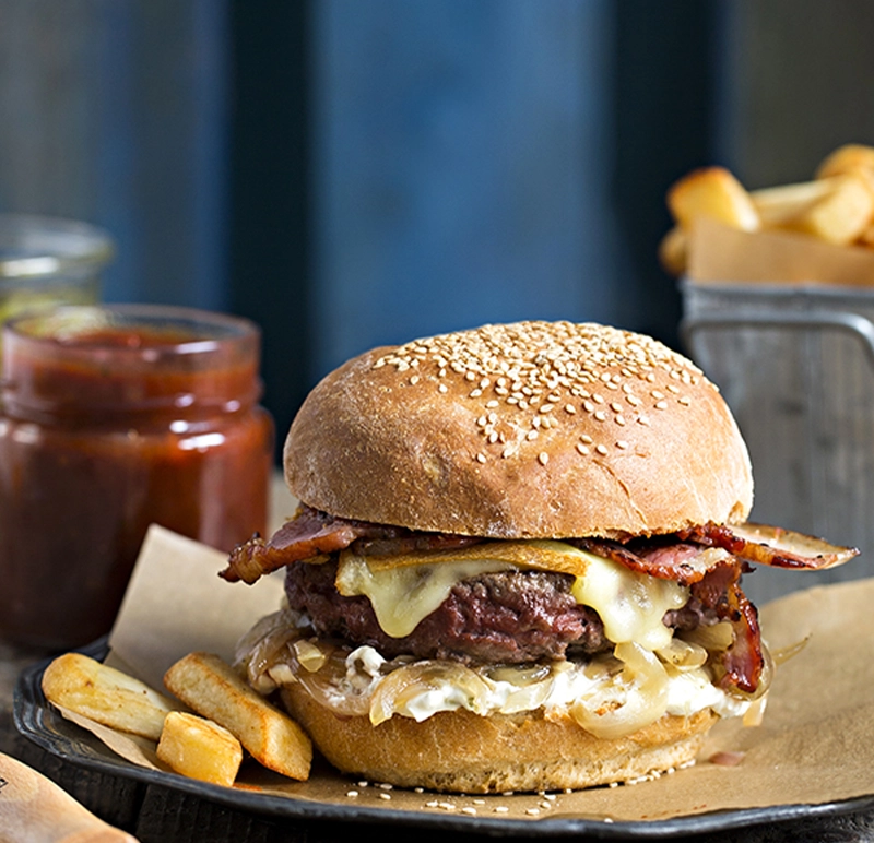 Local burger with Raclette de Savoie cheese | Opinel Grande Bretagne