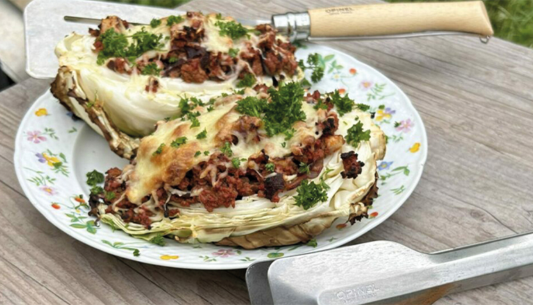 Stuffed pointed cabbage with carrots wrapped in smoky bacon | Opinel.com