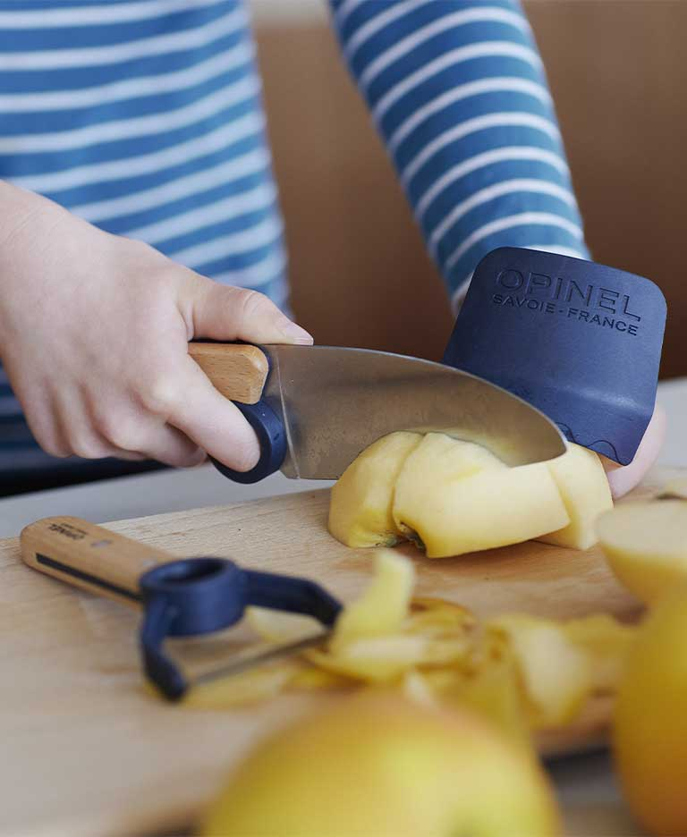 Apprendre à un enfant à se servir d'un couteau de poche - Petit Bivouac