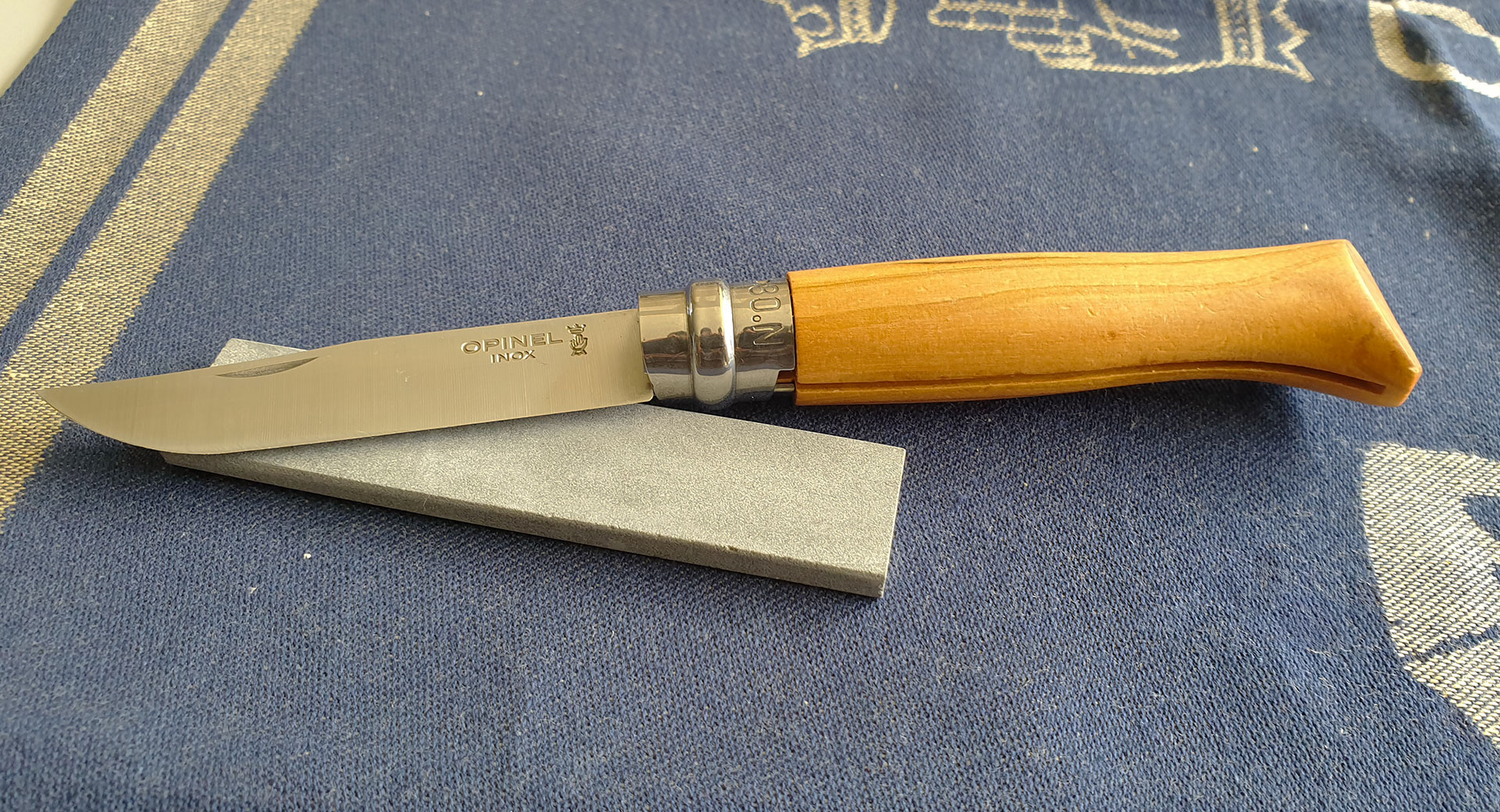 Prestation d'affûtage traditionnel à la pierre d'un couteau